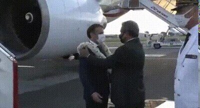 Enlace a La visita viral de Macron a Polynesia y el montaje que lo cubre de flores
