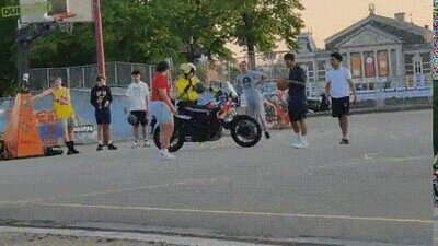 Enlace a Enseñando a los niñatos de la cancha como se juega a baloncesto