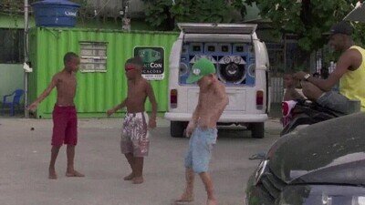 Enlace a Los niños de las favelas necesitan poco para ser felices