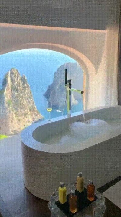 Enlace a Un baño con una vista impresionante en Capri, Italia