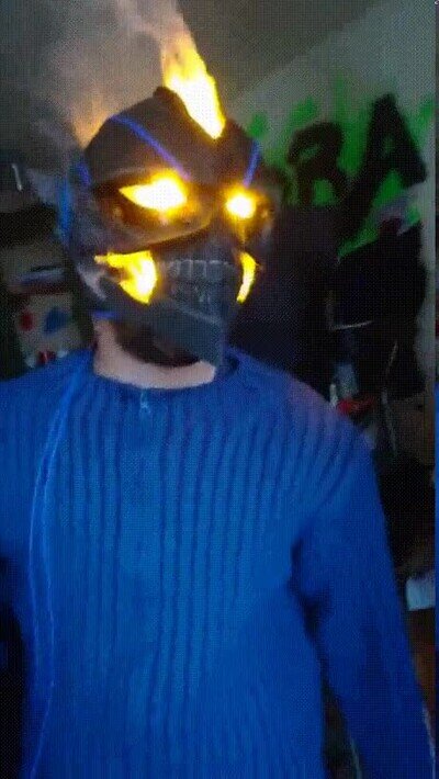 Enlace a No es Halloween y este tío ya ha ganado con su máscara echando humo