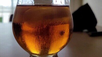 Enlace a Es hipnotizante ver cómo se deshace el hielo en una copa