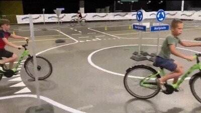 Enlace a Niños aprendiendo como circular correctamente