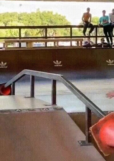 Enlace a Ha limpiado el techo de telarañas con el skate