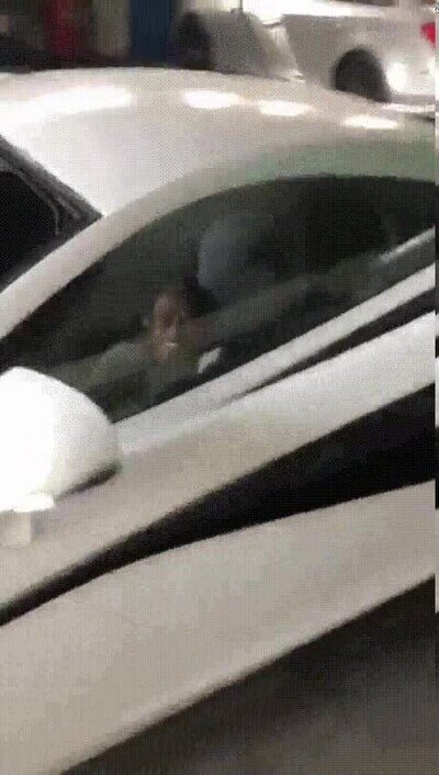 Enlace a Cuidado con la mano cuando cierras la puerta del coche