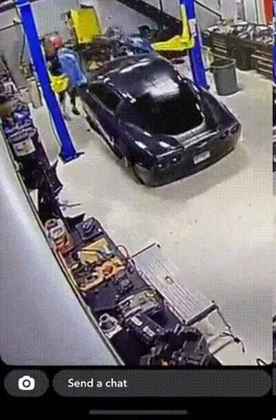 Enlace a Menuda liada en el taller de coches