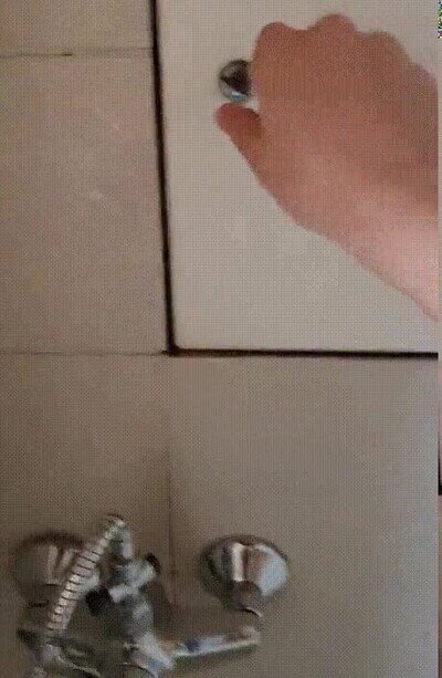 Enlace a Un poco peligroso tenerlo en el baño...