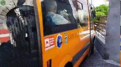 Enlace a Estresa un montón ver a gente conducir por calles estrechas