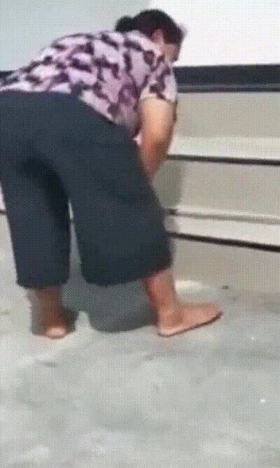 Enlace a Le encanta subirse encima de la mopa para dar un viaje