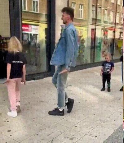 Enlace a Una niña que aprende muy rápido. Casi lo tiene