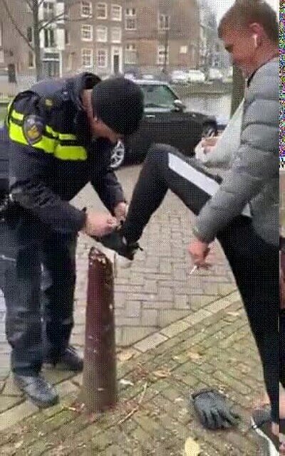 Enlace a Las fuerzas del orden ayudando a la comunidad