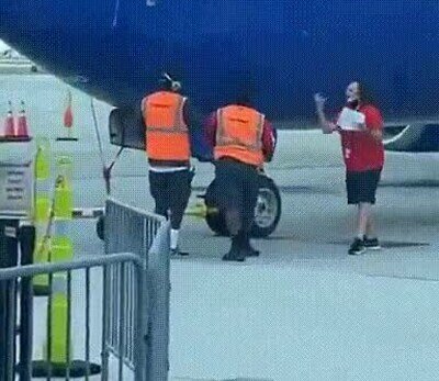 Enlace a Se le había caído el teléfono al piloto del avión