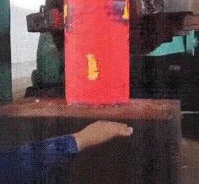 Enlace a Comprimiendo metal ardiendo con una prensa hidráulica