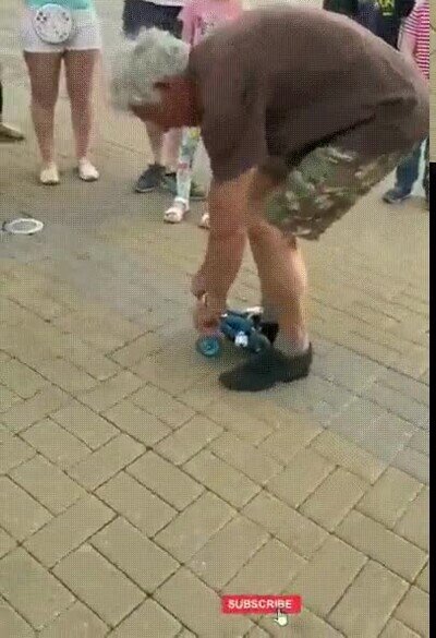 Enlace a Un señor mayor montando una mini bici