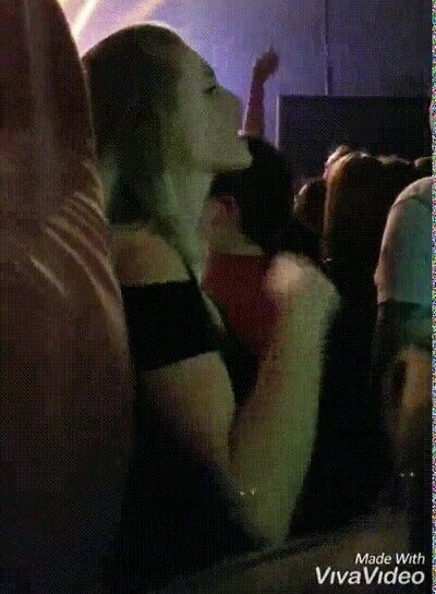 Cantando una canción a su padre con el lenguaje de signos en un concierto cantar,cancion,signos