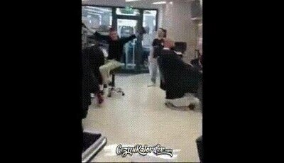 Enlace a Todos cantando para distraer al niño mientras le cortan el pelo