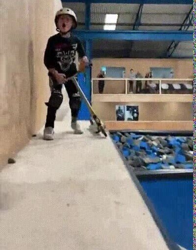 salto,ni&ntilde;o,patinete