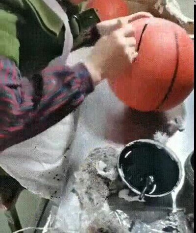 Enlace a Así se pintan las líneas de una pelota de baloncesto