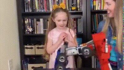 Enlace a Su reacción cuando ve el nuevo juguete es lo mejor