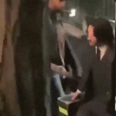 Keanu Reeves ayudando a llevar el equipo de rodaje de John Wick 4 keanu reeves,john wick 4