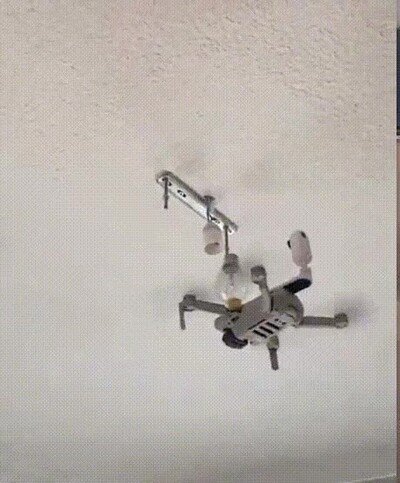 Enlace a Ha llegado el día. Cambiando una bombilla con un dron