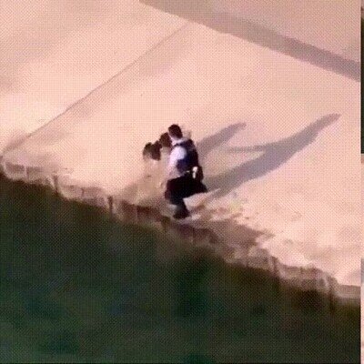 Enlace a La policía rescantando a un perro de ser ahogado
