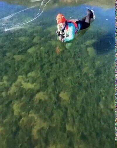 Enlace a Patinando sobre un lago transparente