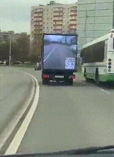 Enlace a Tiene que distraer un montón al conductor de atrás