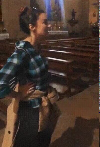 Enlace a Lo hace cada vez que entra en una iglesia