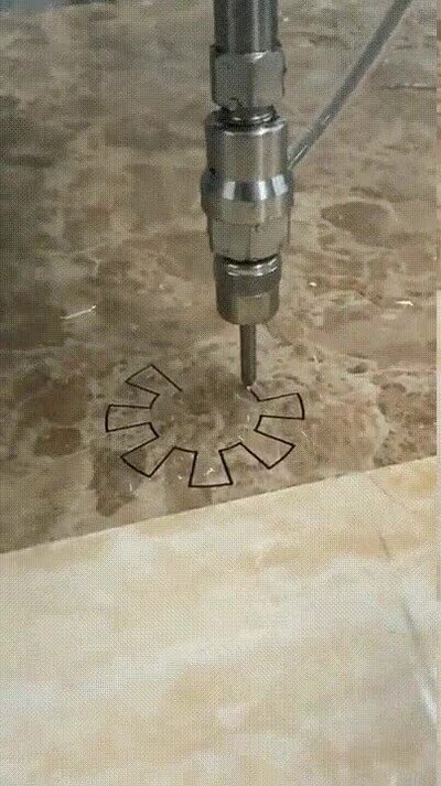 Enlace a Un chorro de agua cortando piedra