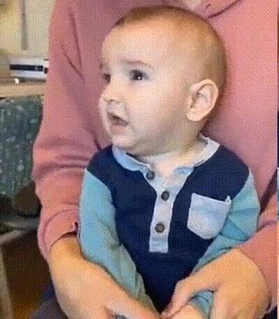 Enlace a La reacción de un niño al escuchar por primera vez