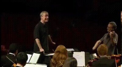Enlace a Dando una sorpresa al director de la orquesta