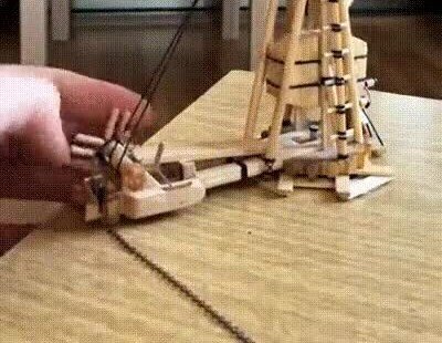 Enlace a Un pequeño trebuchet montado en casa