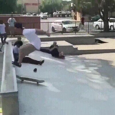 Enlace a Un backflip espectacular sobre el skate