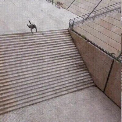 Enlace a Parkour saltando todas las escaleras de un salto