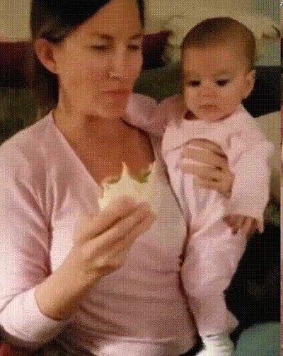 Enlace a Un niño intentando comer un burrito