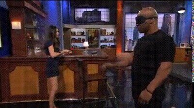 Enlace a Mike Tyson jugando a dardos con los ojos cerrados
