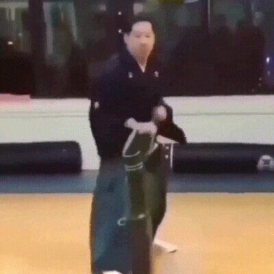 Enlace a Saca la espada una vez y hace dos cortes