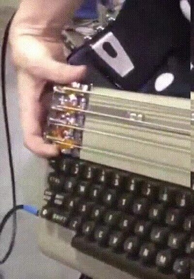 Enlace a Una guitarra creada como una Commodore 64 