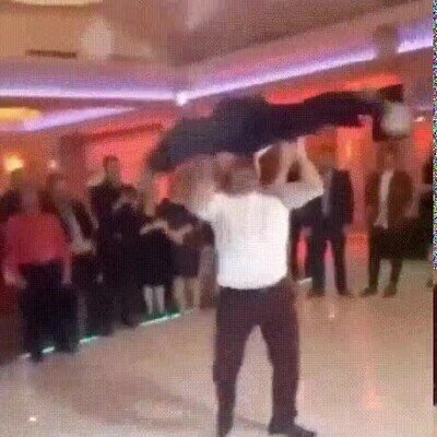 Enlace a En las bodas pasan cosas muy raras