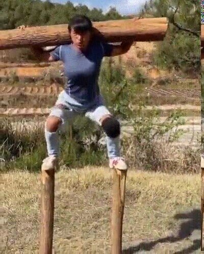 Enlace a Entrenando con troncos de madera