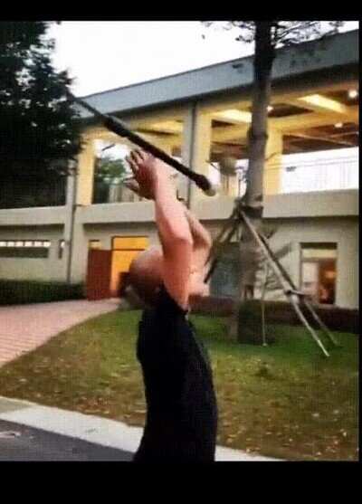 Enlace a Haciendo acrobacias y bailes con una espada