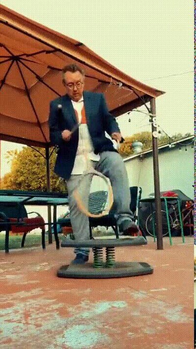 Enlace a Es un máquina haciendo malabares