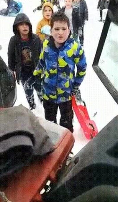 Enlace a Le piden que no quite la nieve para que puedan jugar un poco más