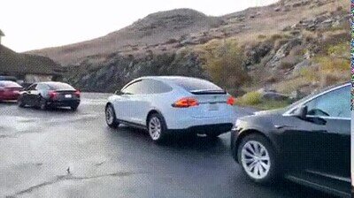 Enlace a Haciendo cola para cargar un coche eléctrico