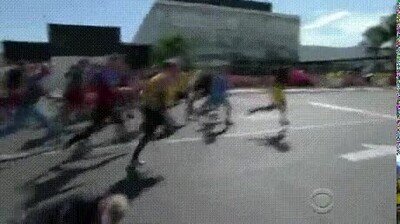 Enlace a Usain Bolt contra un montón de gente