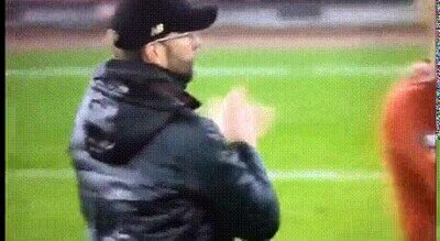 Enlace a Un futbolista desaparece en la chaqueta de su entrenador