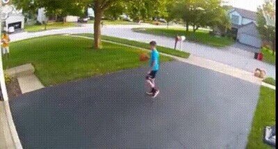 Enlace a Una camioneta llena de gente aplaude la canasta de este chaval