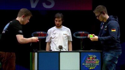 Enlace a Dos hermanos jugando el torneo de Cubo de Rubik y uno de ellos ha ganado por una décima de segundo