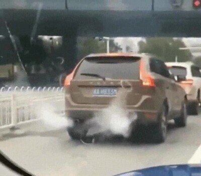 Enlace a Haciendo anillos con el tubo de escape del coche